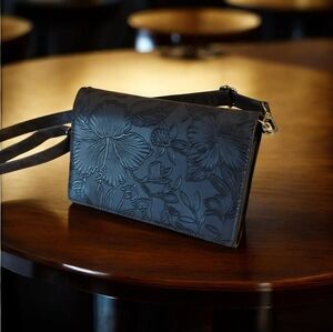 Vista Vail Horizontal RDIF Touch Screen Crossbody Purse